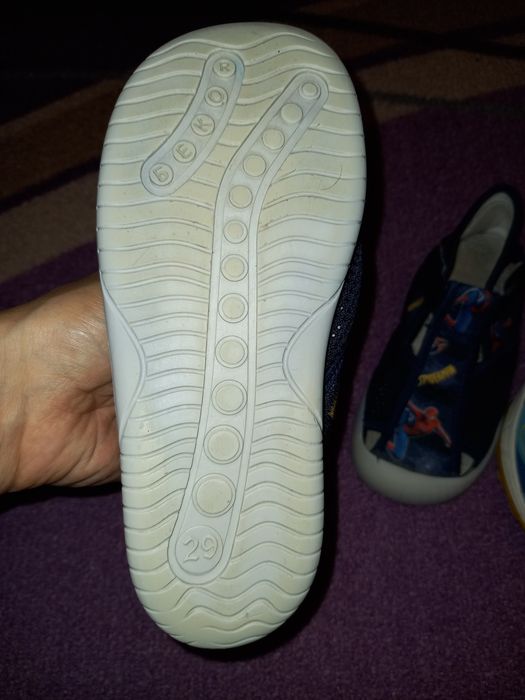 Маратонки на Salomon номер 28 и пантофи номер 29