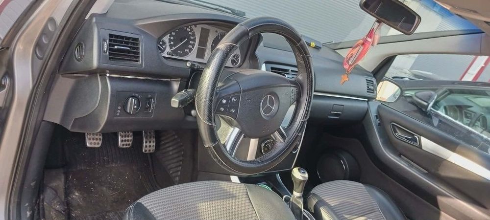 Vând Mercedes B180