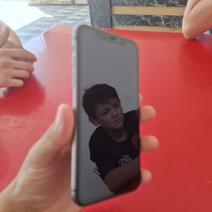 Iphone 11 qora 64tali