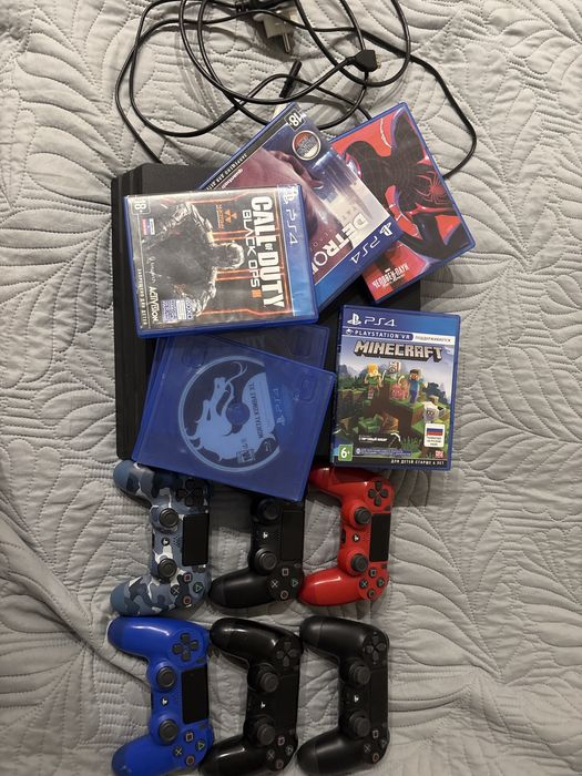 Пс 4 про в хорошем состояний с играми и 6 джойстиками