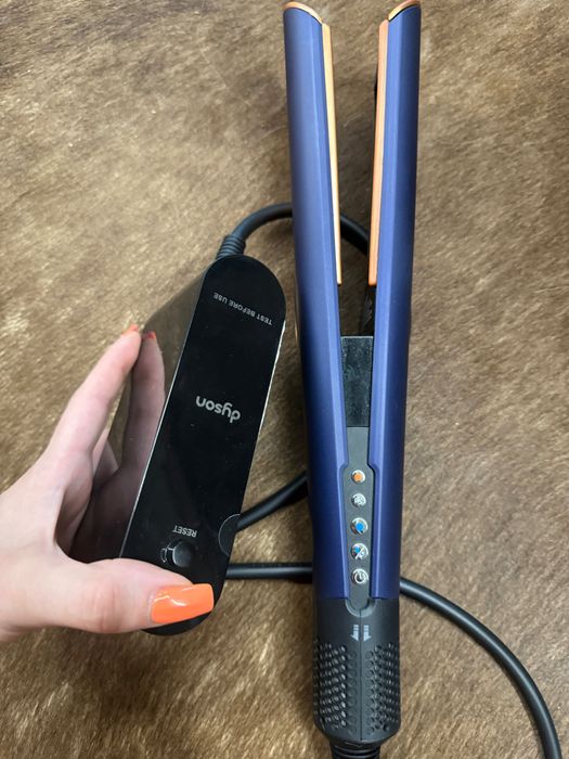 Продавам Dyson Airstrait