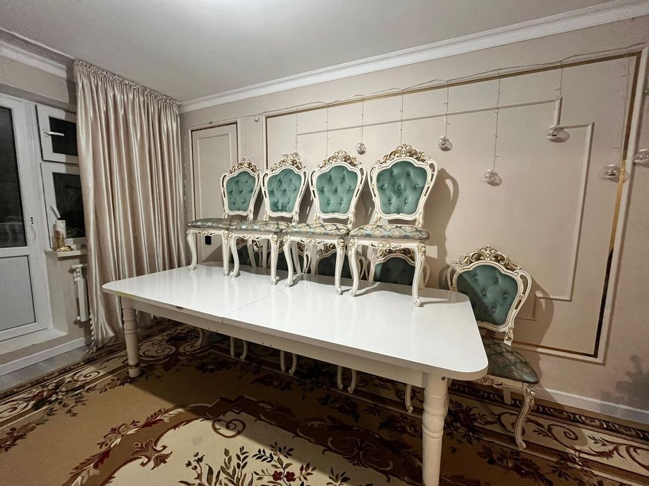 Продаётся стол и стулья