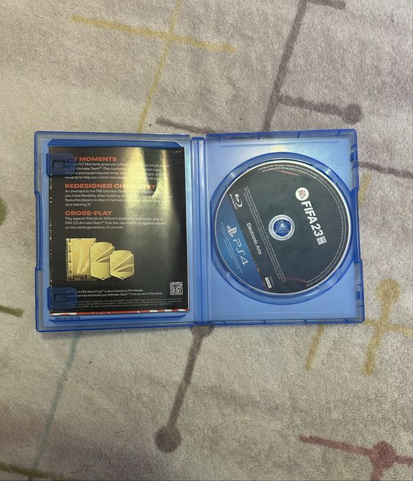 Продавам PS4 slim