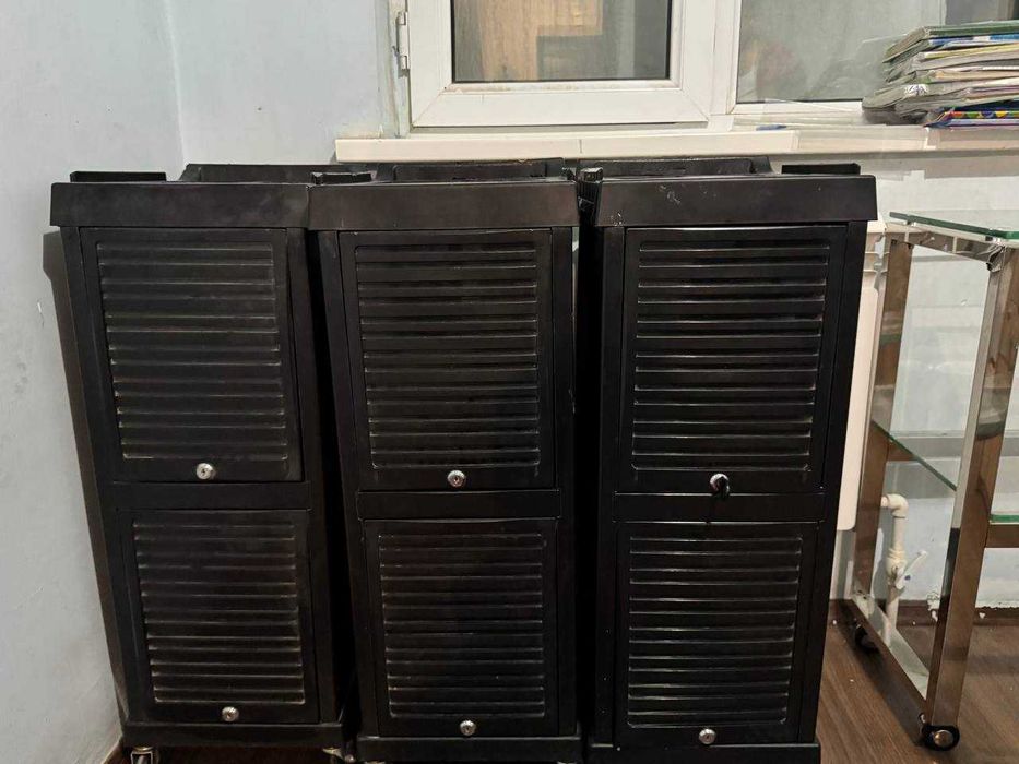 3ta pomoshnik qora
2 ta oynali etajerka