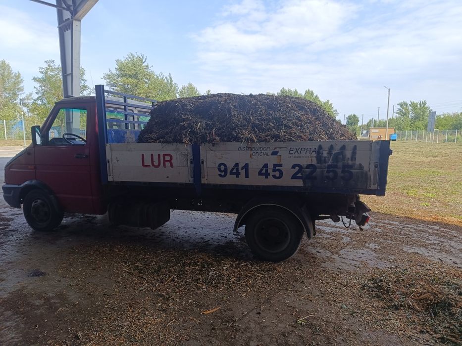 Compost vegetal și tocătură de crengi