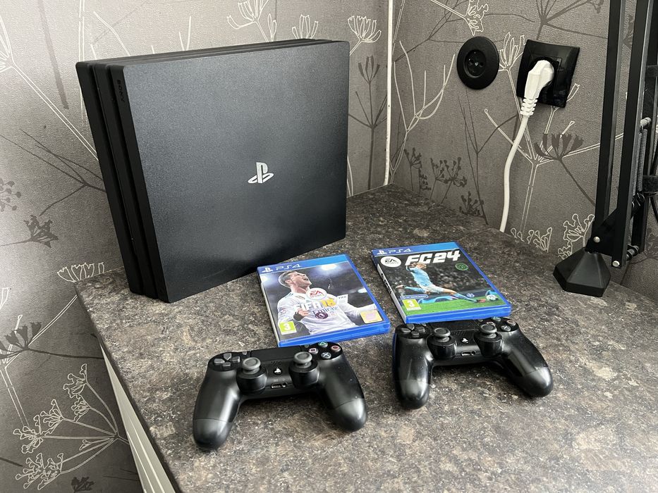 PlayStation 4 Pro 1TB / 2 Джойстика / 2 игри