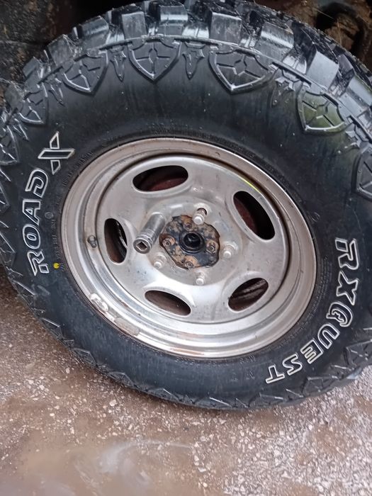 Продава се гуми за джип
