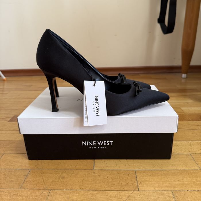 Черни токчета с панделки Nine West