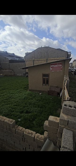 Yer sotiladi 10 sotux 2ta 5 dan yonma yon metroga yaqin joy