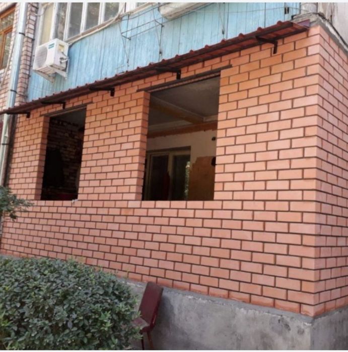 Кладка кирпича балконов Решотки козерок