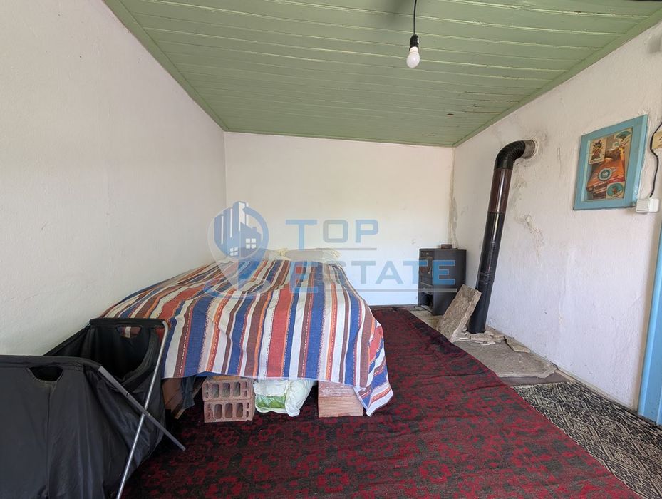 Къща с допълнителна постройка, гараж и поддържан двор в село Горна Ли