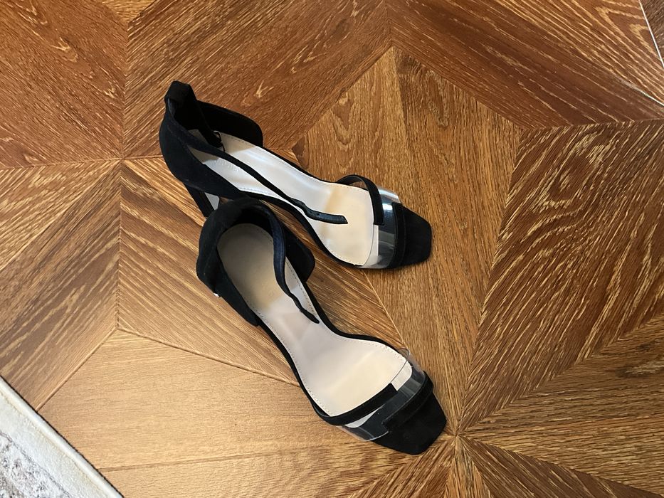 Босоножки на каблуке