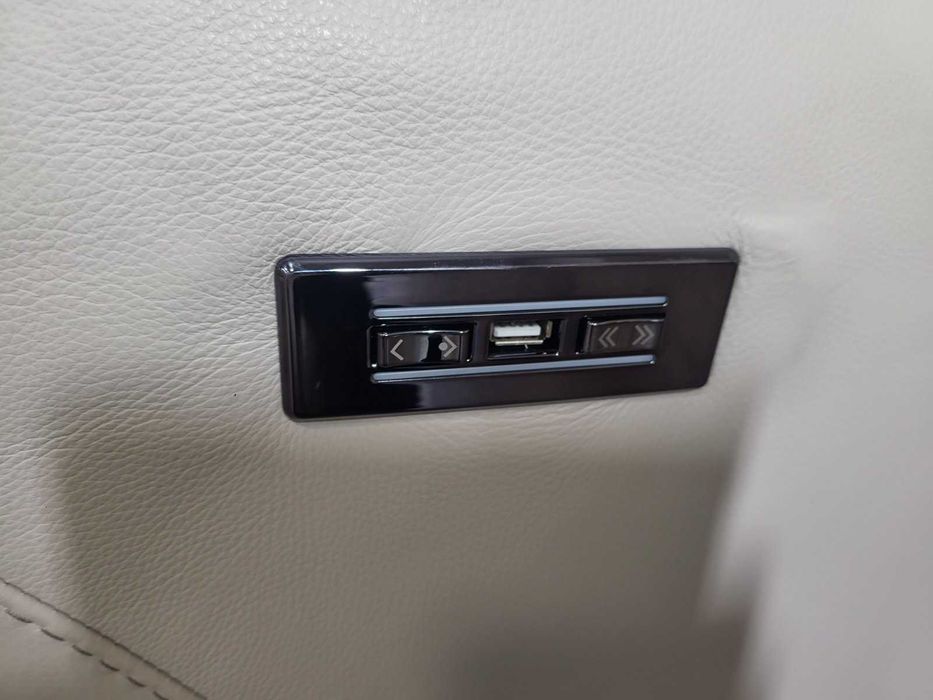 Светло сив кожен диван тройка Natuzzi с електрически релаксиращ механизъм