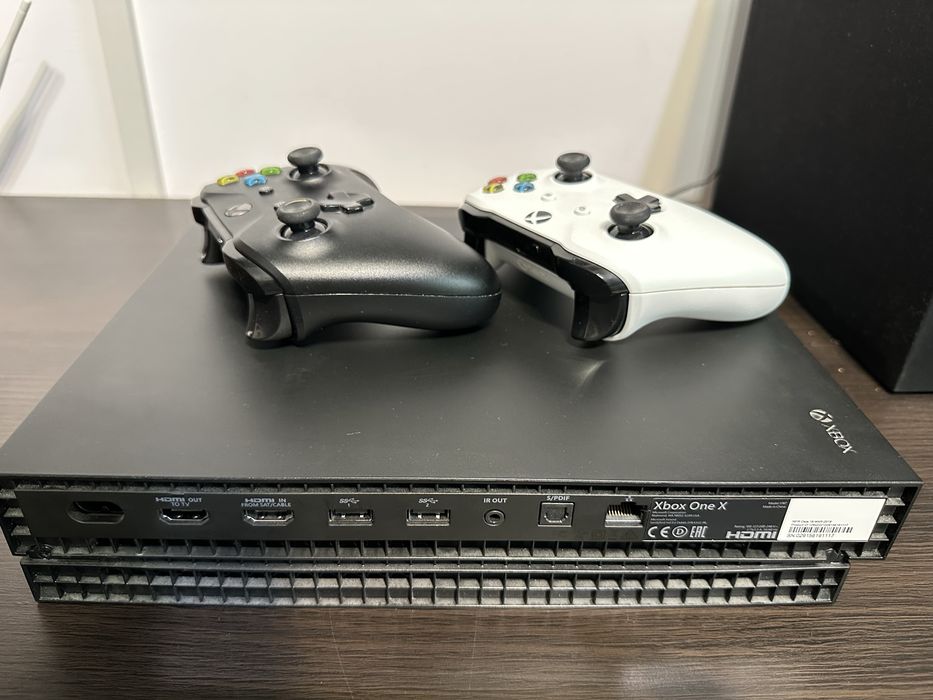 XBOX One X 1TB + 2 controllere
