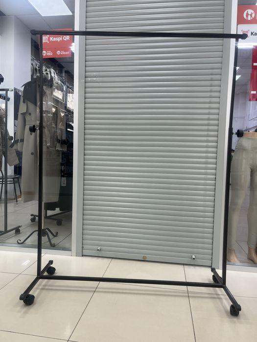 Вешелка чёрного цвета.