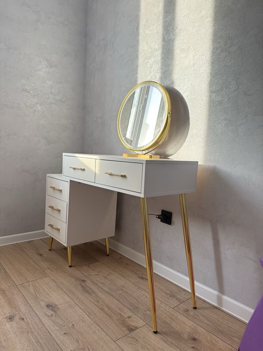 Продам туалетный столик