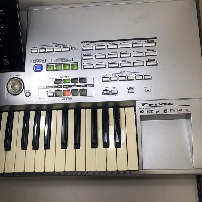 Vând orga Yamaha Tyros 1
