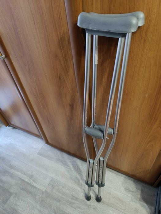 Брейс для коленного сустава, костыли