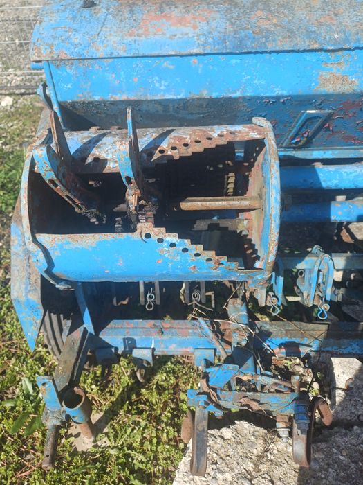 Vind semanatore de paioase și lucernă și un tăvălug