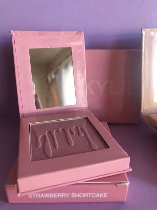 Хайлайтър в кутия с огледало 6 цвята на KYLIE cosmetics