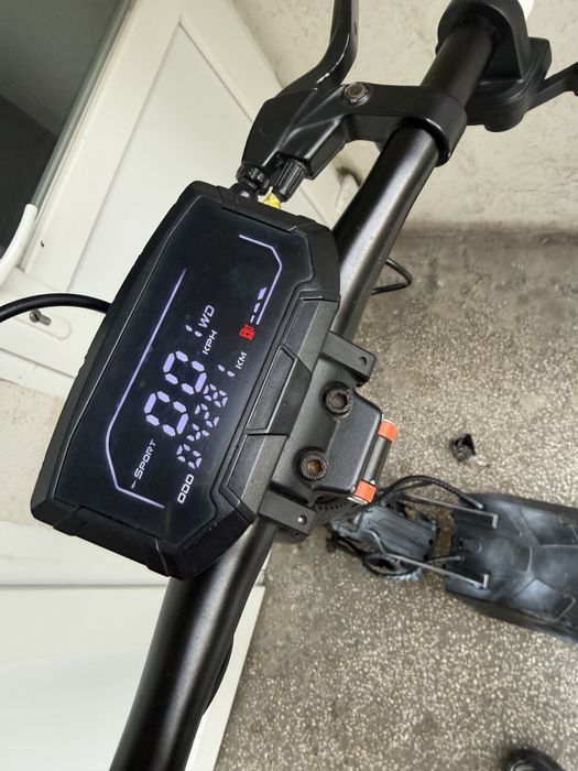 Kamikaze k1  2 motoare peste Kukirin g2 si ca baterie si ca viteza