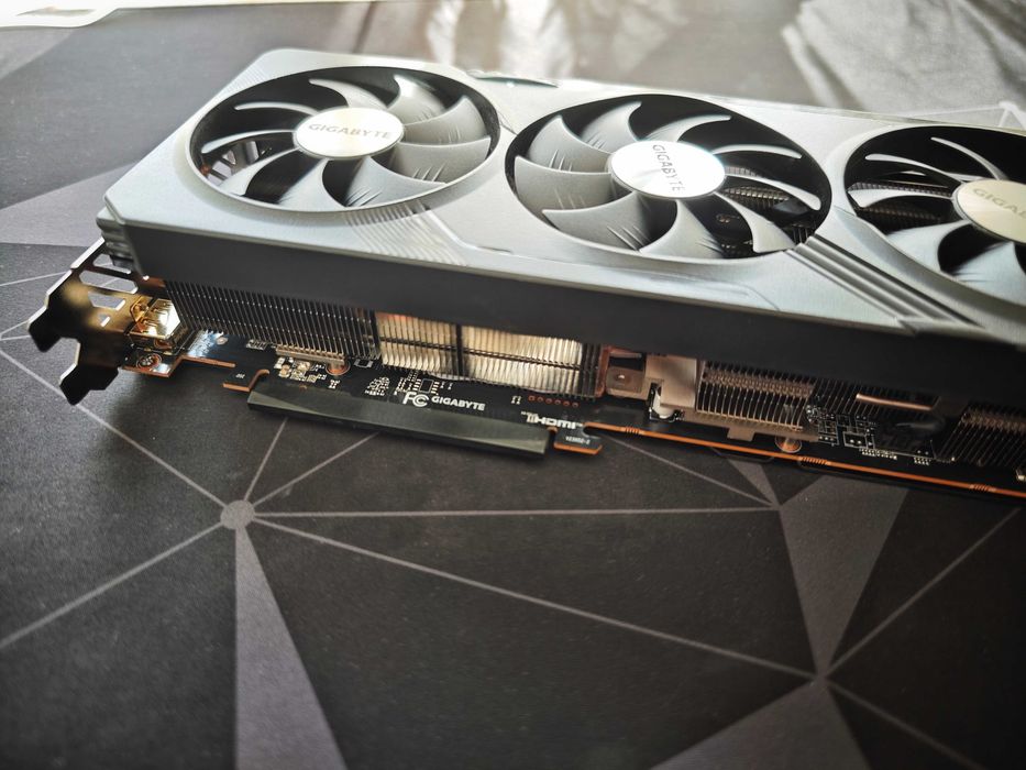 Видео карта AMD Radeon RX 7800 XT - силно запазена с 2 години гранция