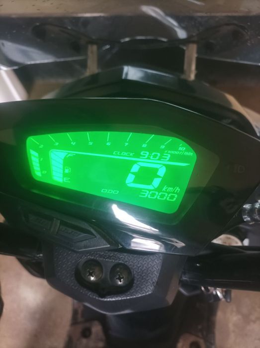 Skuter sotiladi yili 2025 tezligi 100+  100kmga 3  3.5 ta yiydi aybi y