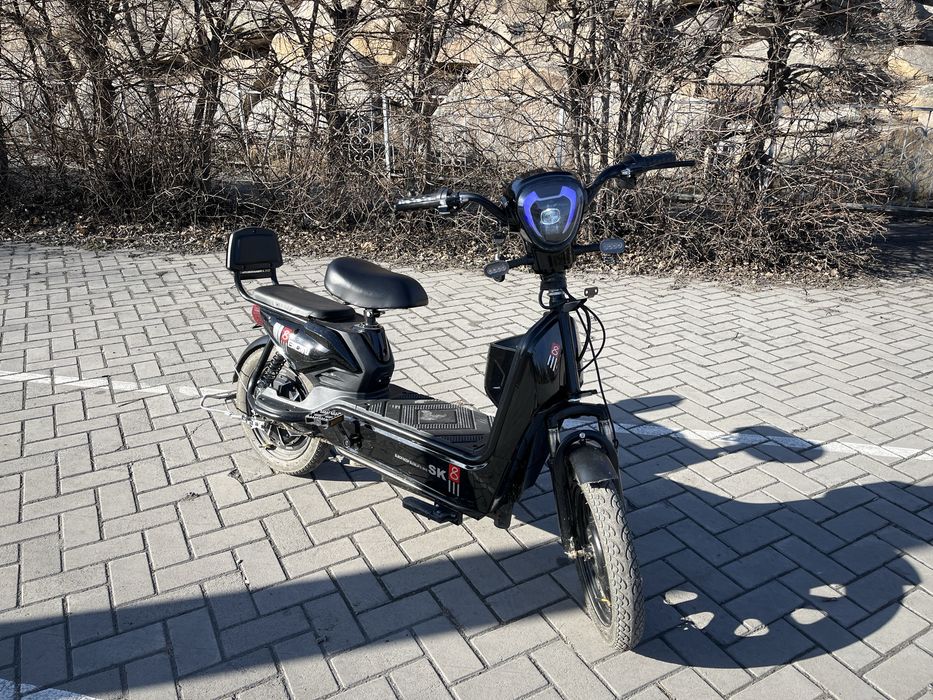 Продам скутер ск8