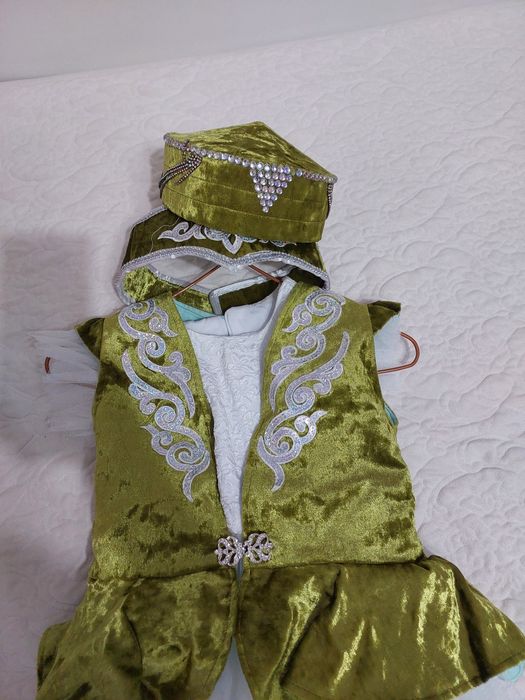 Жилет и тюбетейка