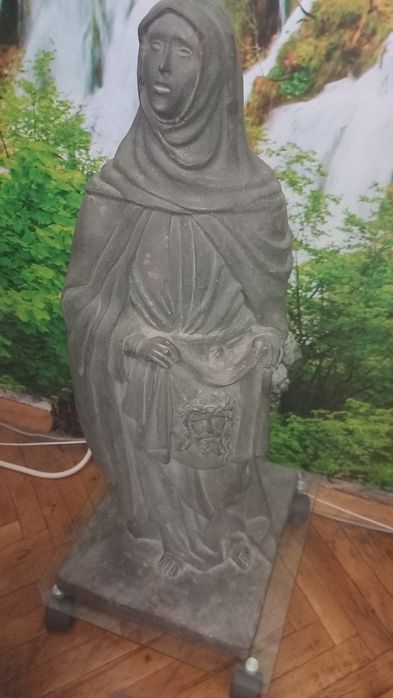 Стара бронзова статуя " Дева Мария с Плащеницата"