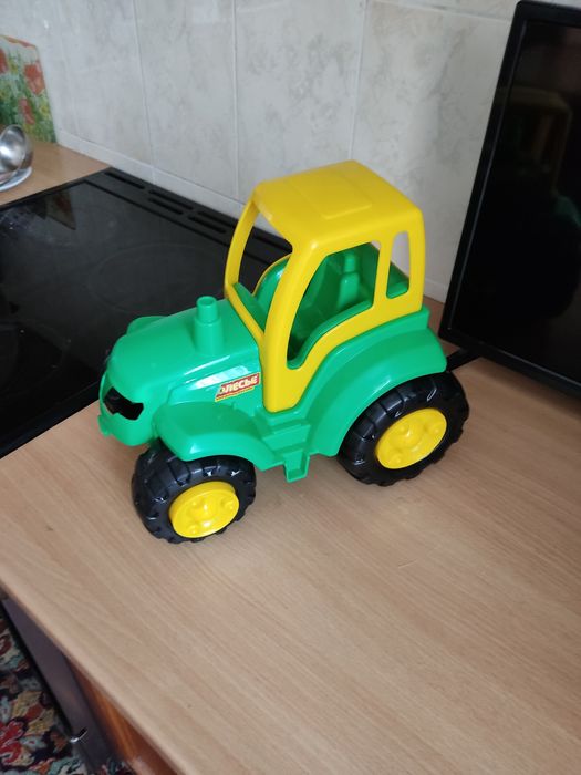 Машинка трактор большой.