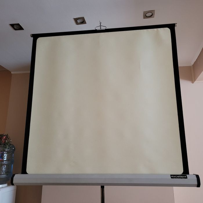 Кино екран на тринога.