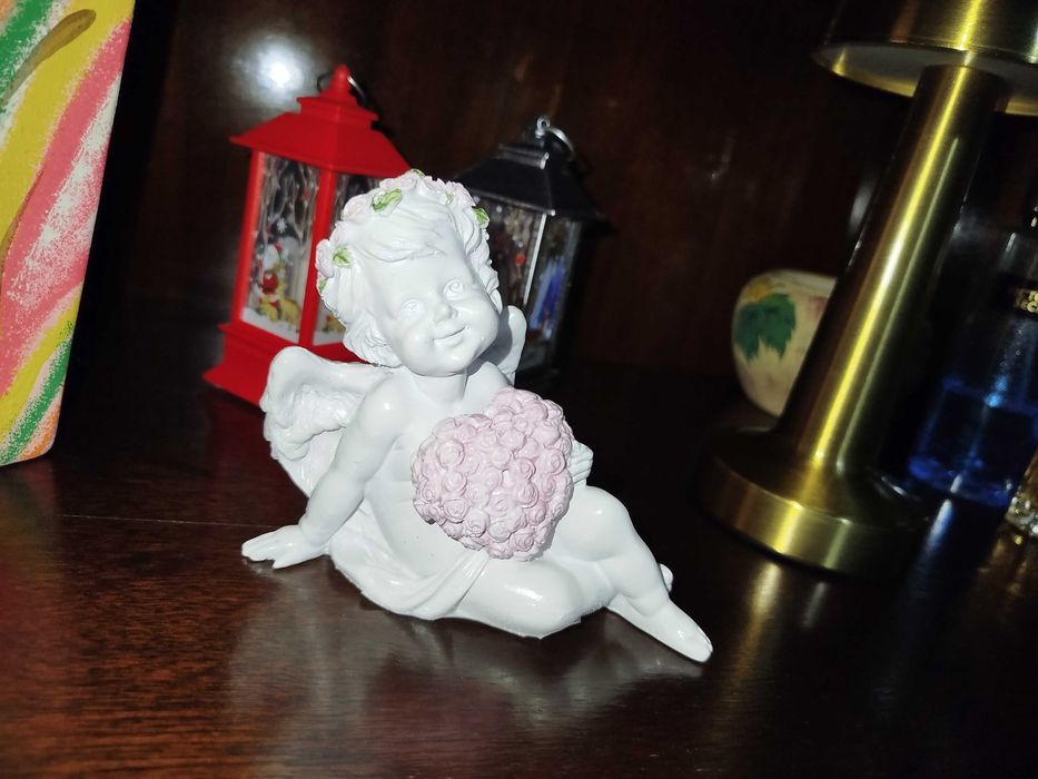 Ангел с букетом роз, Статуэтка