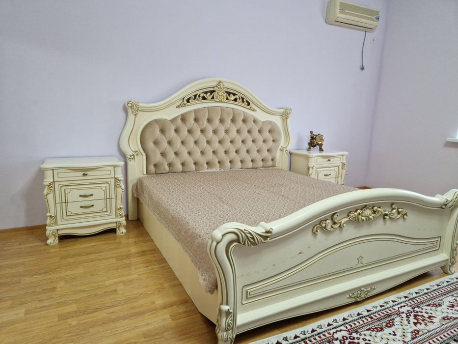 Кровать с двумя тумбами и комод