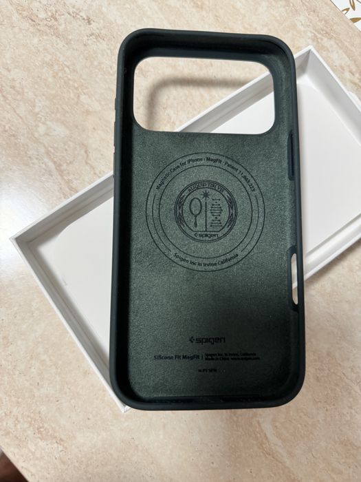 Husa iphone 17 pro max spiegen silicone noua