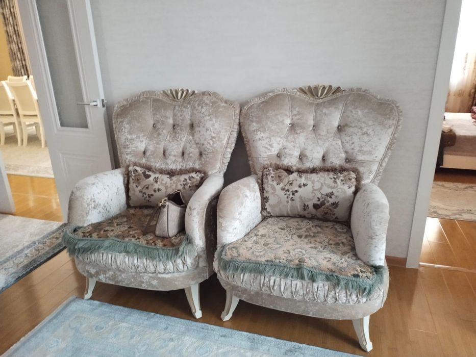 Продам диван с креслами