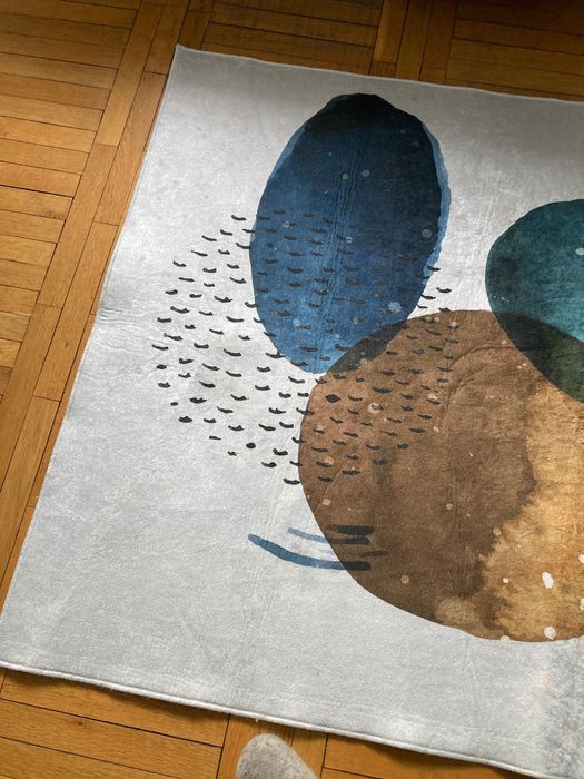 Модерен килим в много добро състаяние ,многа лек