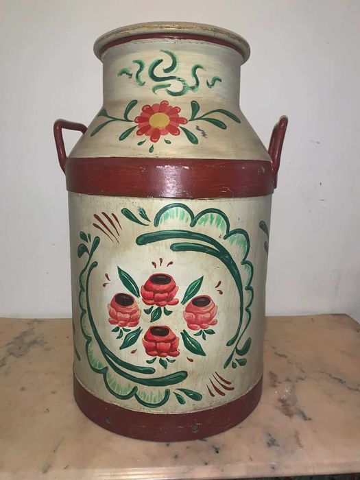 Recipient de lapte traditional pictat manual