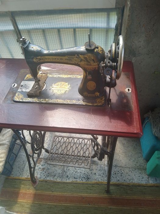 Крачна шевна машина Singer