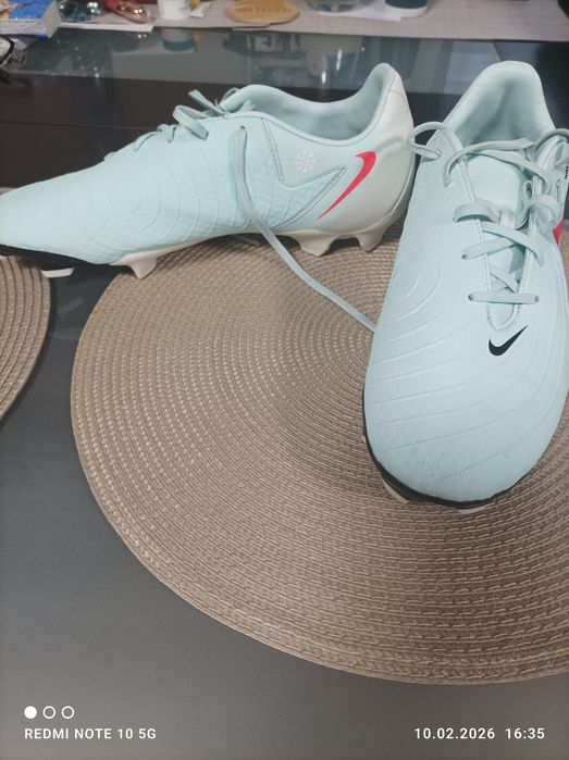 Продават се футболни обувки