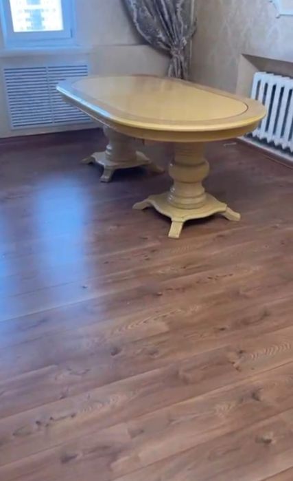 Продам шикарную мебель стол со стульями!