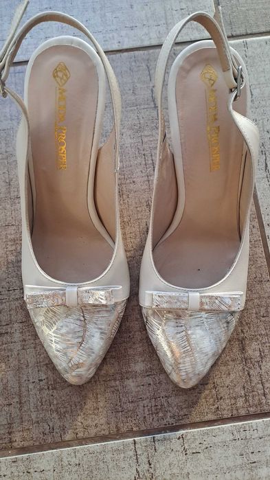 Vand pantofi piele pentru femei