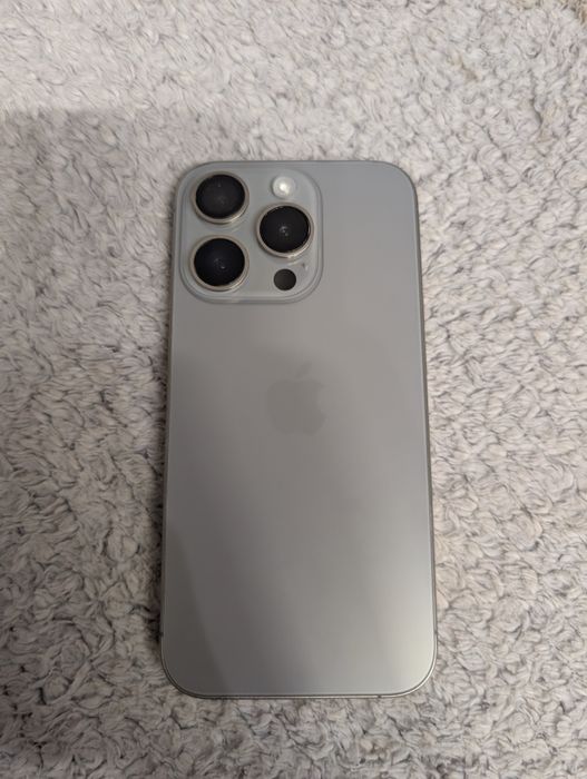 iPhone 15 pro silver
