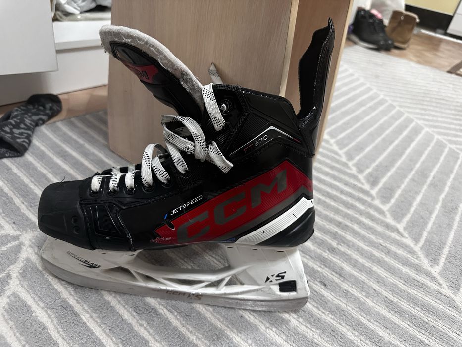 Коньки хоккейный.