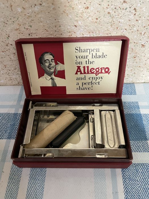 Masina veche de facut tigarete , colectie