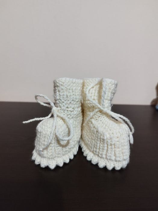 Ръчно плетени бебешки терлички и жилетки