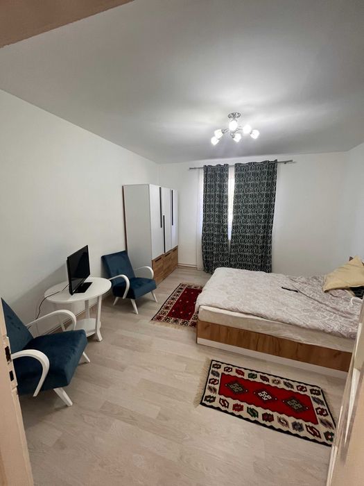 Inchiriez - Apartament 2 camere (la casa / cu acces gradina / parcare)