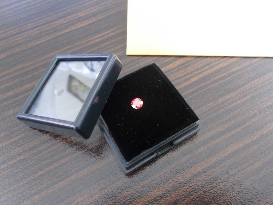 Мойсанит (диамант) 0.5 карата цвят диня