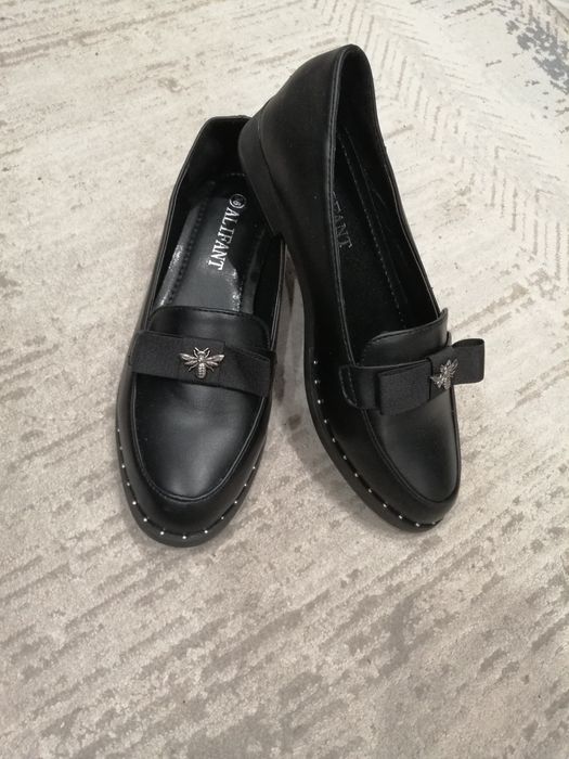 Продам кроссовки и туфли на девочку.