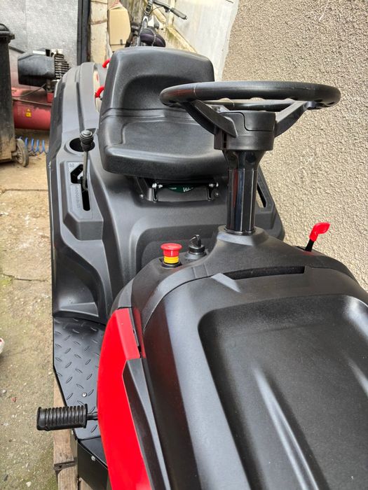 Tractoras de tuns gazon gude